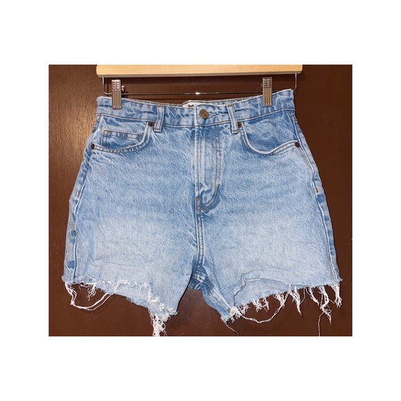 Reformation Kelsey High Rise Loose Jean Shorts (Light Wash — 25) - Picture 2 of 8